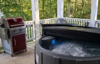 NEW! Waterfront Lake Norman -Hot tub, dock, kayaks, paddleboards - 4-Star