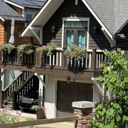 Studio in upscale, intimate Black Mountain neighborhood