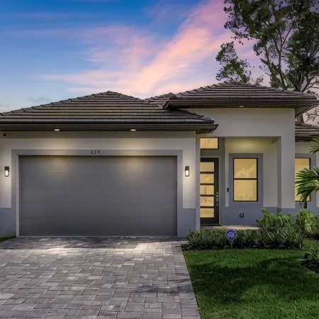 Naples Vibes! Close to the 🏖️! Heated Pool&Spa, Lanai, Grill! Two Kings! Arcade!
