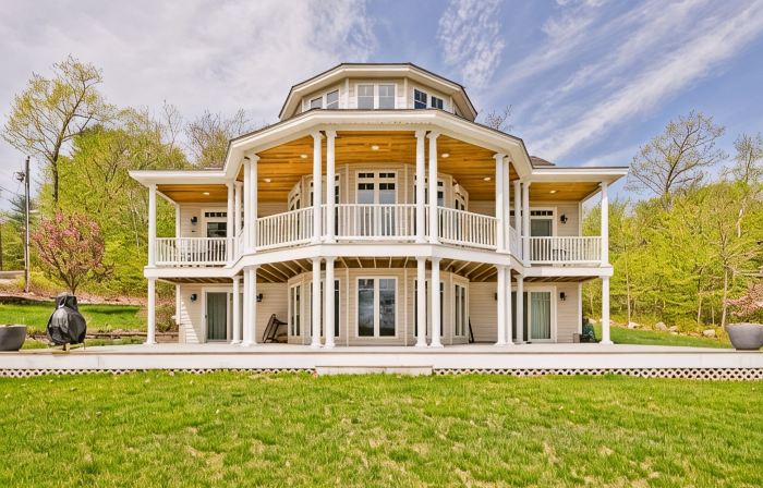 Njoy Luxury - MUST experience this exclusive and stunning lakeview home