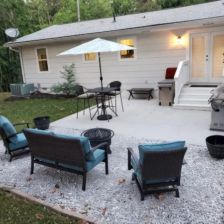 5 Min. to Lake Allatoona/15 Min. to DT W'Stock/Firepit/Sleeps 7/Huge Deck!