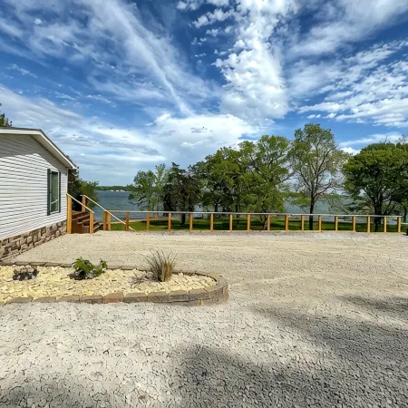 KY Lakeshore Retreat -Waterfront Views, Dock, Deck, Large Parking -NEW 2024