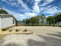 KY Lakeshore Retreat -Waterfront Views, Dock, Deck, Large Parking -NEW 2024 - 4 étoiles
