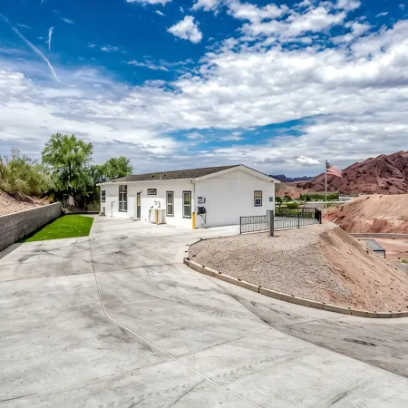 !!!NEW HOME AMAZING RIVER VIEWS!!!EXPERIENCED HOST PRIVATE BEACH & LAUNCH RAMP