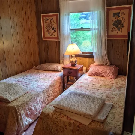 Charming 2 Bedroom Lakefront Cottage in the Catskill Mountains