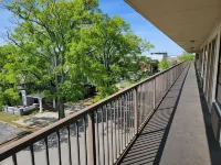 Studio 9 Inn & Suites - parking