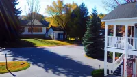 Empire Lakeshore Inn - parking