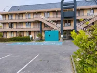 Brit Hotel Essentiel Reims Taissy - parking