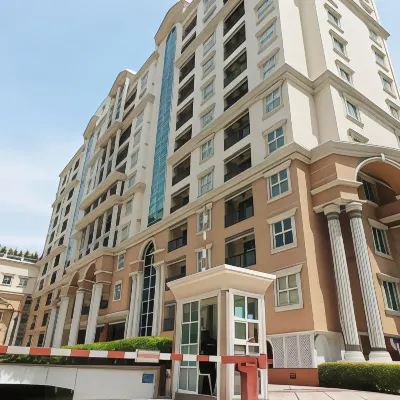 Hope Land Hotel Sukhumvit 24 Отели рядом с достопримечательностью «Торговый комплекс Emporium»