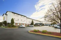 Super 8 by Wyndham Milwaukee Airport