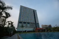 Central Hotel - С бассейном