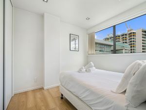 Central Two-Bedroom Apartment Close to Spark Arena