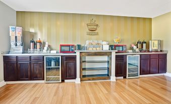 Super 8 by Wyndham Louisville Airport
