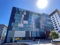 Holiday Inn Express & Suites Sunshine Coast Các khách sạn ở Maroochydore