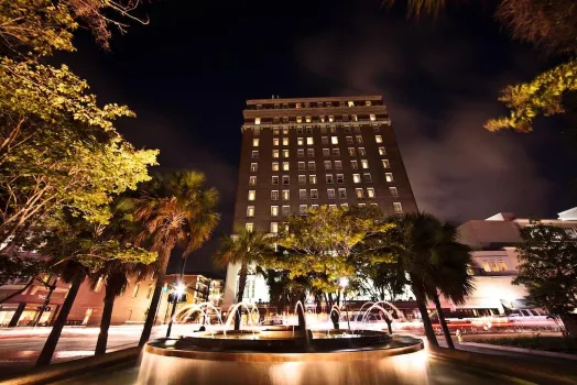 Francis Marion Hotel Hotels near American Theater