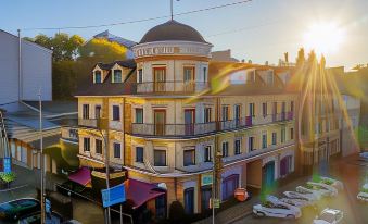 Attache Hotel