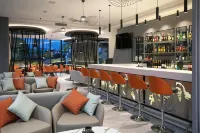 Spark by Hilton Luton - С баром