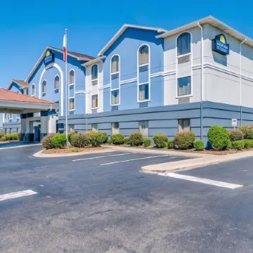 Days Inn & Suites by Wyndham Prattville-Montgomery