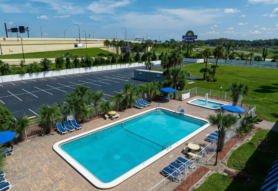 데이즈 인 바이 윈덤 수영장