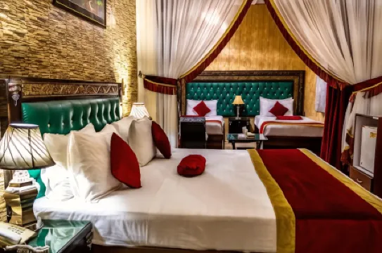 Rose Palace Hotel, Garden Town Отели рядом с достопримечательностью «Юниверсити Колледж Лахор»