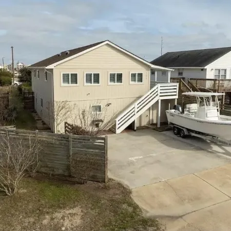 Seaside Breeze - 4BR 3BA 5 min. Walk to Beach