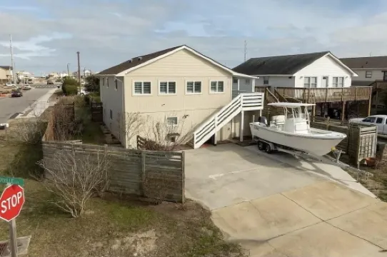 Seaside Breeze - 4BR 3BA 5 min. Walk to Beach