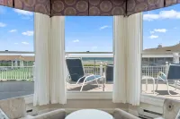 The Sparhawk Oceanfront Resort - Motels