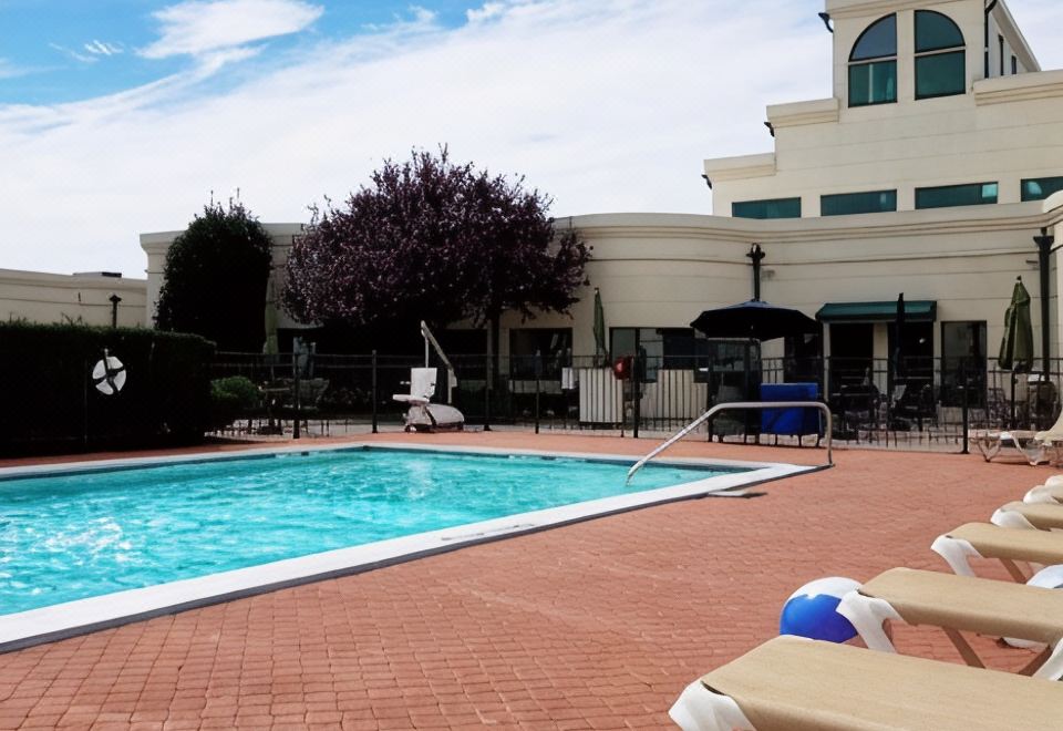 Holiday Inn Plainview-Long Island의 야외 수영장