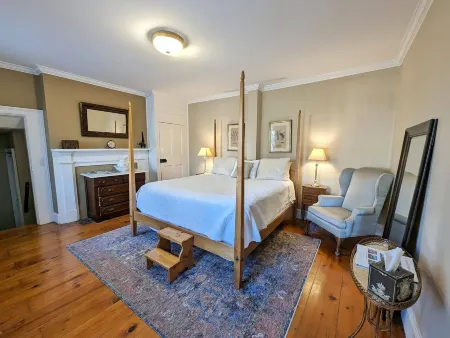 Cromwell Manor Inn