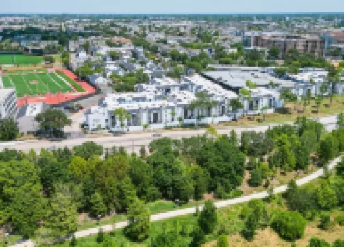 Chic 1-BR Flat w/ Workspace | 8 Min to City Center