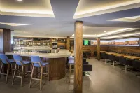 Qualicum Beach Inn - bar