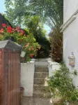Bradstone Garden Retreat with Own Entrance