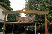 2 BR 2 Bath Walk to Beach and 3 Restaurants Bars by Blackeagle marina.