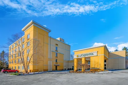 La Quinta Inn & Suites by Wyndham Danbury Отели рядом с достопримечательностью «Мемориальный парк Беннетт»