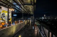 Yello Hotel Manggarai - bar