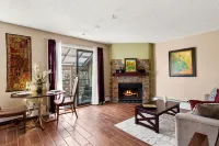 New Luxurious and Cozy top floor Condo , wifi  and close to the airport. Hotels in Anchorage