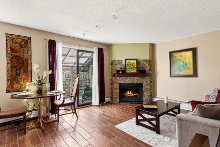 New Luxurious and Cozy top floor Condo , wifi  and close to the airport.