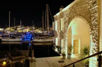 Cesme Marina Konukevi