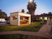 Jacaranda Holiday Units - parking