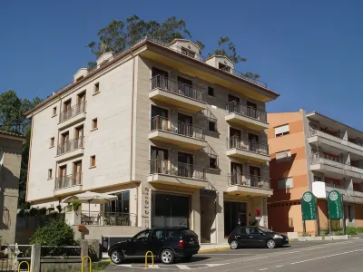 Apartamentos Trisquel Hotels near O Mellor Banco Do Mundo De Noalla