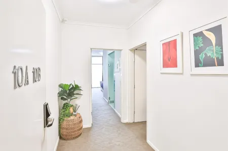 Indulge Apartments - Ontario