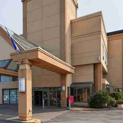 DoubleTree by Hilton Montreal Airport Hotel Exterior