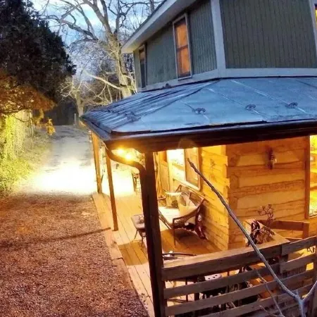 Magical Log Cabin, Streams in Private Yard, 4 Bedrooms, Pet Friendly, WiFi
