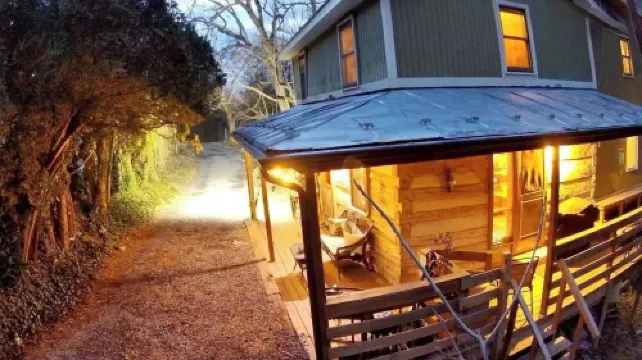 Magical Log Cabin, Streams in Private Yard, 4 Bedrooms, Pet Friendly, WiFi