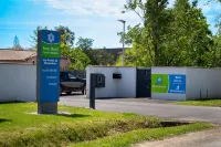 Sure Hotel by Best Western les Portes de Montauban - Parkplatz