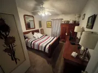 Pet friendly, private dock, 3 bedroom home in Porum, OK. Walk to Lake Eufaula. - Homestays