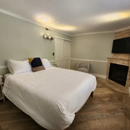 Backyard Oases 2-bedroom house in delightful Vista with WiFi, AC