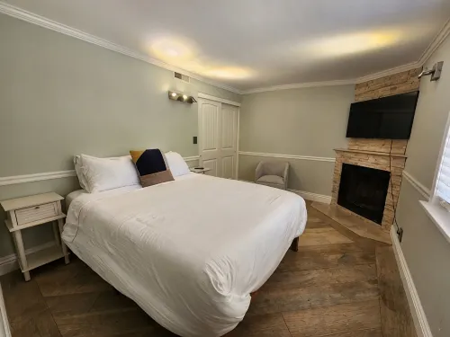 Backyard Oases 2-bedroom house in delightful Vista with WiFi, AC
