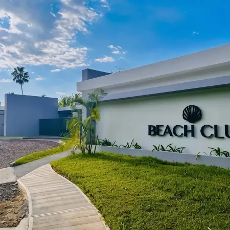 Families&Couples Deluxe Ocean-View Apt 2min walk Mantas Beach 1.5hr from SanJose