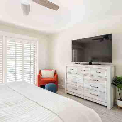 Fully stocked 1-bedroom condo with AC, King bed, patio, pool/hottub access Rooms
